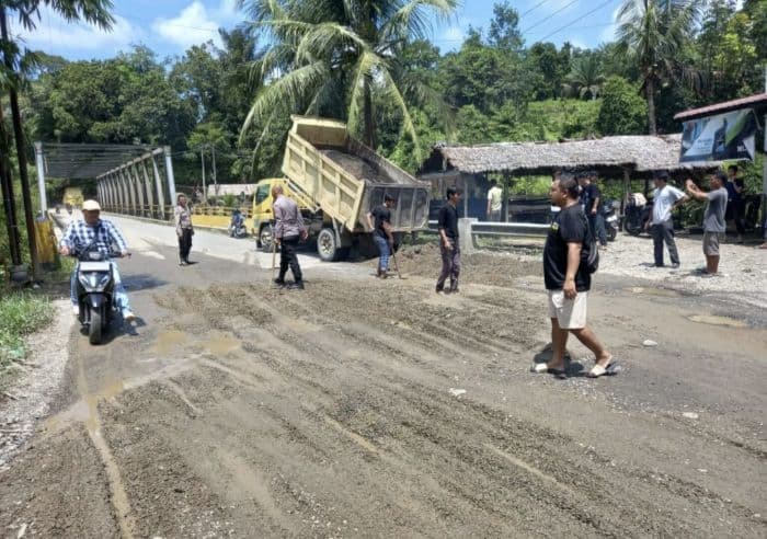 polsek_bahorok_dan_warga_perbaiki_jalan_rusak_di_desa_empus