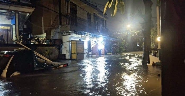 banjir_besar_di_bali_dua_warga_jembrana_tewas_terseret_arus