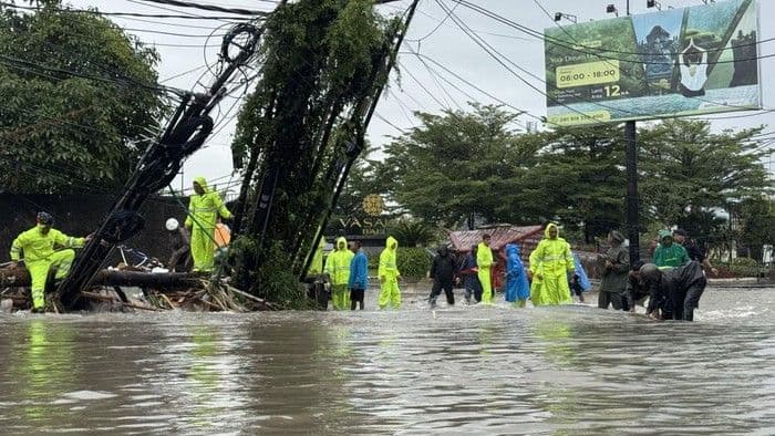 banjir_besar_di_denpasar_dan_gianyar_tim_sar_evakuasi_warga_terdampak