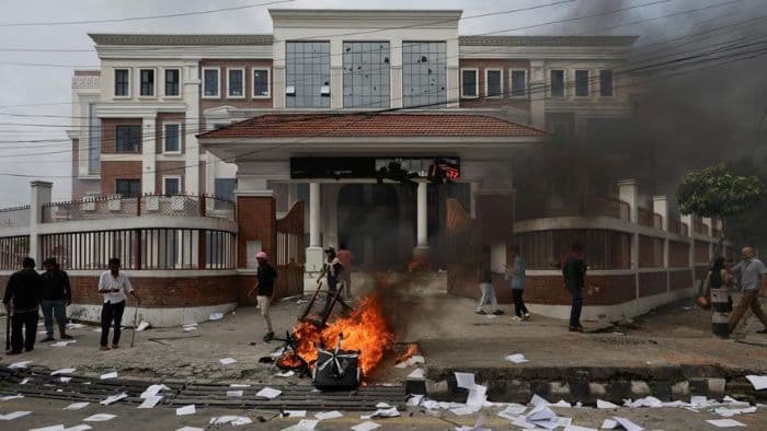 demo_nepal_ricuh_19_tewas_pm_oli_mundur_usai_rumah_dibakar