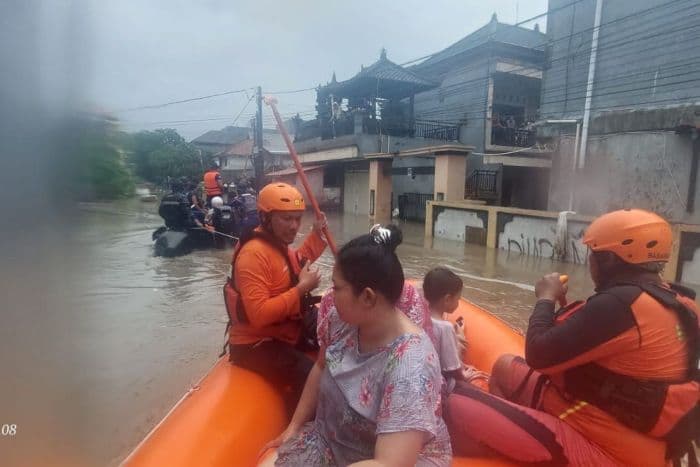 denpasar_terendam_banjir_basarnas_evakuasi_balita_dan_lansia