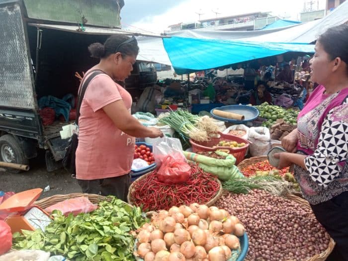 harga_cabai_merah_turun_andaliman_stabil_di_pasar_porsea_toba
