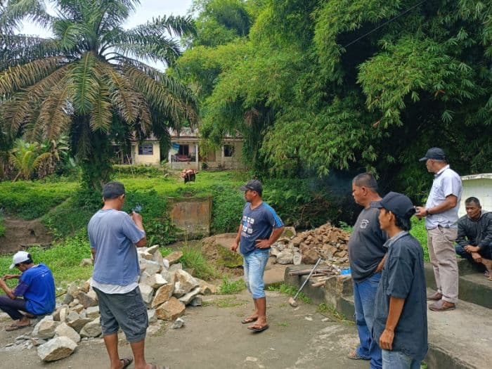 jembatan_di_kelurahan_serbelawan_diperbaiki_warga_secara_swadaya