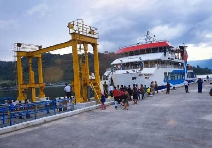 penyeberangan_kapal_di_danau_toba_tetap_berjalan_normal_meski_cuaca_tidak_menentu