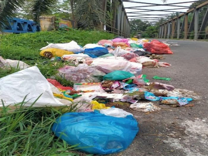warga_binjai_keluhkan_sampah_menumpuk_di_titi_payaroba