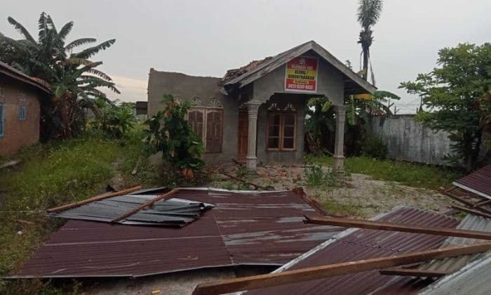 puting_beliung_terjang_2_desa_di_sergai_puluhan_rumah_alami_kerusakan