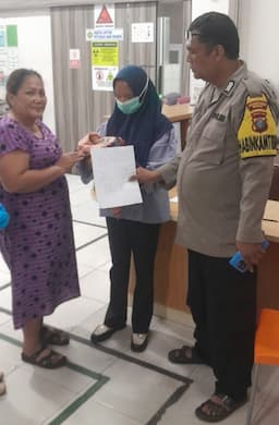 bayi_lakilaki_baru_lahir_ditemukan_di_depan_warung_jermal_15_medan_denai