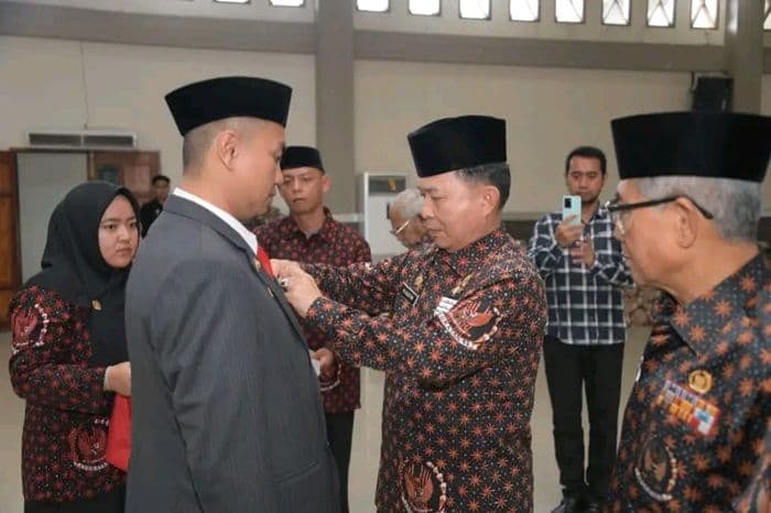 momen_hari_pahlawan_bupati_labura_terima_piagam_dan_medali_kejuangan_9_windu_ri
