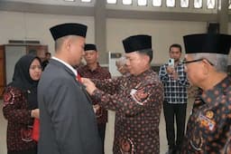 bupati_labura_terima_piagam_dan_medali_kejuangan_9_windu_ri_pesan_semangat_pahlawan_untuk_generasi_muda