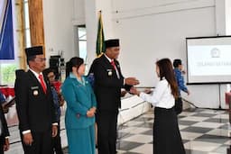 bupati_toba_serahkan_sk_tahap_dua_untuk_85_pppk