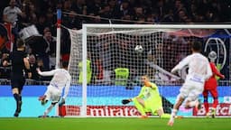 drama_di_detik_akhir_psg_tumbangkan_lyon_32_lewat_gol_joao_neves_di_ligue_1