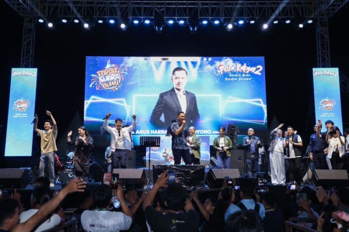 hadiri_pesta_rakyat_2_di_manado_menko_ahy_lantunkan_dua_hits_lagu_bareng_judika_dan_whisnu_santika