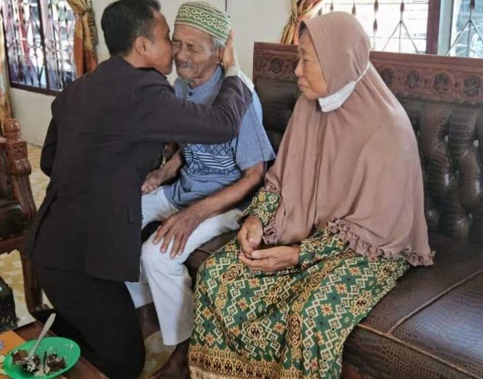 kapolsek_pantai_labu_ungkap_makna_pahlawan_lewat_sungkem_kepada_ayah_di_hari_pahlawan