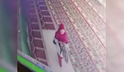 pencuri_handphone_di_masjid_al_firdaus_asahan_terekam_cctv_korban_seorang_siswa