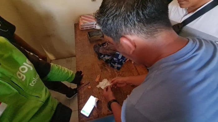 pengemudi_ojol_temukan_pil_dalam_paket_polisi_tangkap_penerimanya