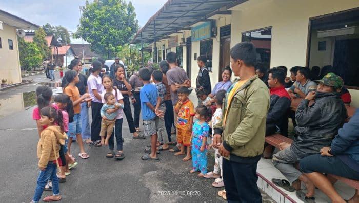 ratusan_warga_mengungsi_ke_polres_dairi_akibat_pengrusakan_rumah_kades_parbuluan_vi
