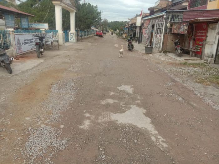 tak_kunjung_diperbaiki_pemkab_toba_warga_patane_1_porsea_timbun_jalan_rusak