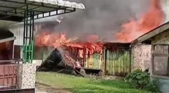 diduga_korsleting_listrik_rumah_semi_permanen_di_perbaungan_terbakar_