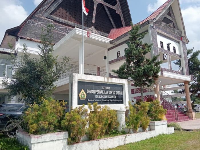 dprd_samosir_geram_karena_mutasi_thl_sekwan_dan_kabag_umum_saling_tuding