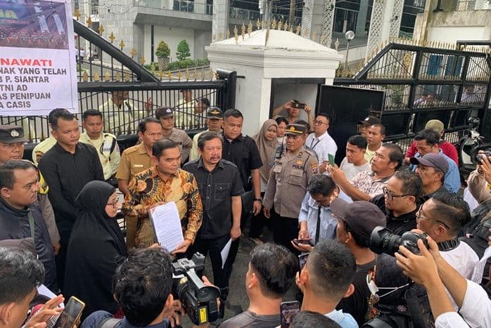 orang_tua_casis_tni_ad_korban_tipu_bunda_nina_aksi_di_dprd_sumut