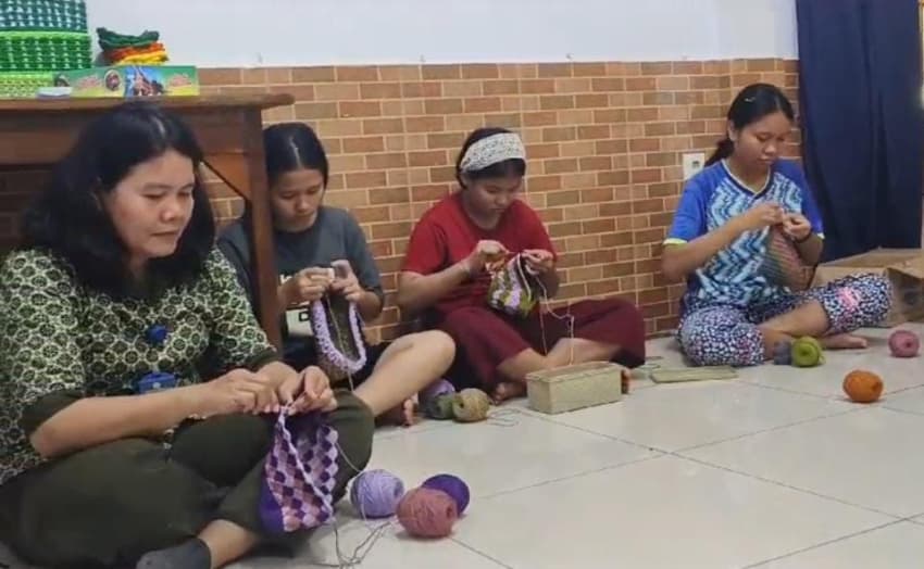 slb_tunarungu_di_medan_ajarkan_siswa_merajut_untuk_kembangkan_bakat