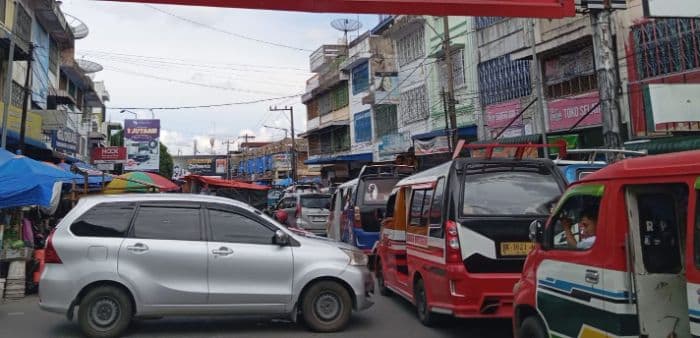 upaya_menormalisasi_keberadaan_pedagang_eks_gedung_iv_pasar_horas_di_bahu_jalan_kota_pematangsiantar