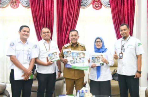 bupati_tapteng_prioritaskan_lansia_terdaftar_di_bpjs_kesehatan