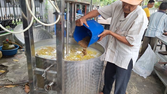 masjid_raya_aceh_sepakat_sediakan_kuah_beulangong_menu_berbuka_puasa