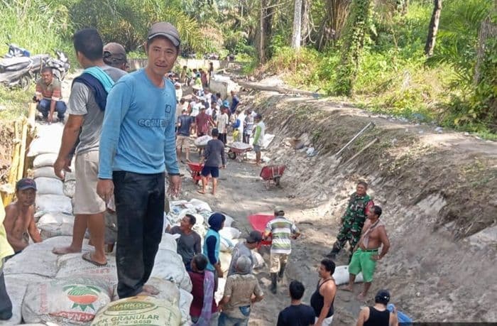 petani_gotong_royong_perbaiki_irigasi_yang_jebol_di_hutabayu_raja
