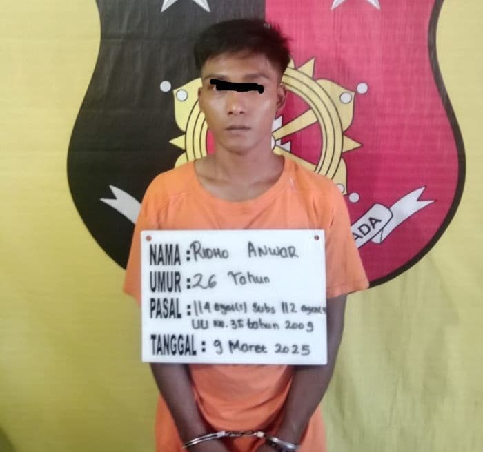 saat_duduk_di_pinggir_jalan_polsek_panai_tengah_ringkus_pria_ini