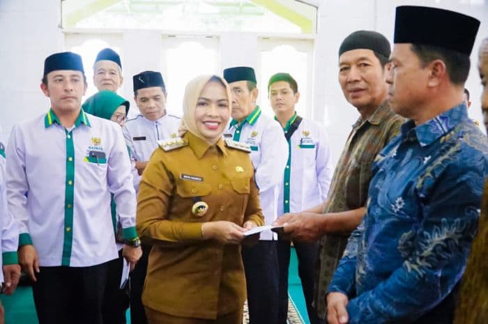 459_kepala_keluarga_terima_zakat_bupati_labuhanbatu_ingatkan_baznas