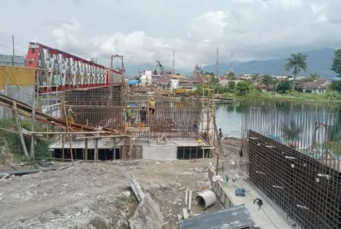 ketua_dprd_toba_desak_penyelesaian_proyek_pembangunan_jembatan_porsea