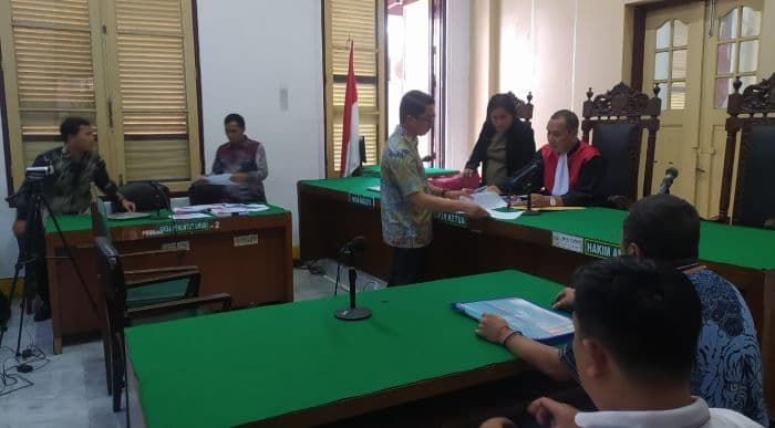 kuasa_hukum_ramli_sembiring_serahkan_bukti_surat_dalam_sidang_prapid_lanjutan