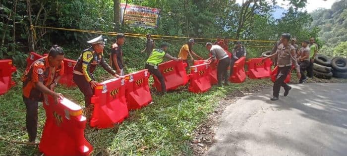 pasca_kecelakaan_tewaskan_3_orang_polisi_pasang_pembatas_jalan_di_titik_rawan_jalur_karolangkat