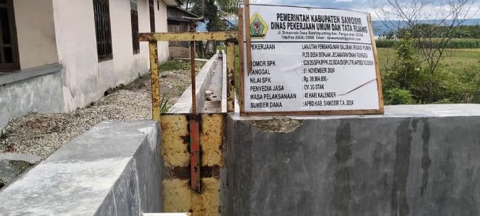 pintu_proyek_irigasi_di_sitinjak_disorot_warga_diduga_gunakan_besi_bekas