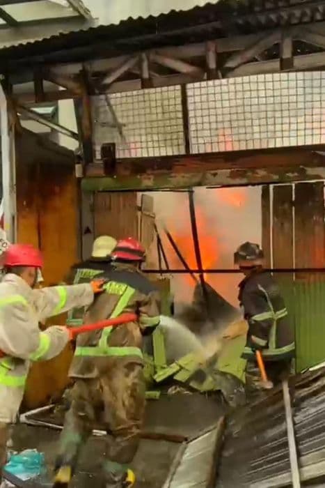 tiga_rumah_terbakar_di_jalan_syailendra_tiga_warga_terluka_