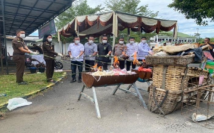 kejari_sergai_musnahkan_barang_bukti_dari_118_perkara_tindak_pidana