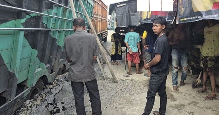 truk_bermuatan_30_ton_terperosok_di_binjai_warga_pertanyakan_kualitas_proyek