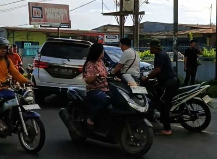 dua_mobil_terlibat_kecelakaan_jalan_medanaceh_di_hamparan_perak_macet_panjang