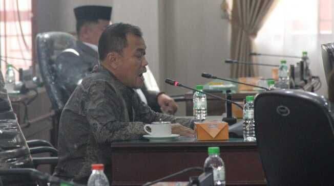 ketua_bkd_dprd_simalungun_berang_rapat_molor_hingga_5_jam