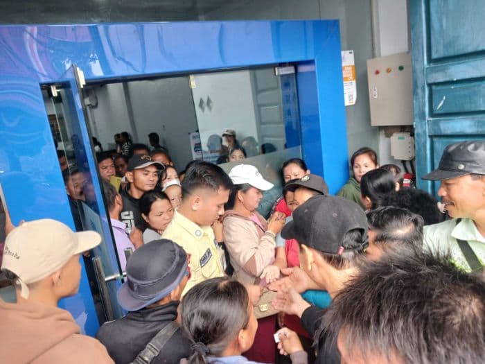 pelayanan_bank_di_nias_barat_dikeluhkan_nomor_antrean_aktivasi_rekening_habis_sejak_pagi