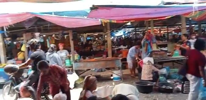 cabai_merah_keriting_naik_drastis_sejumlah_komoditas_pokok_di_pasar_pangururan_berfluktuasi