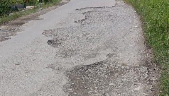 jalan_rusak_penghubung_stabatsecanggang_bertahuntahun_terabaikan_mana_pemerintah_