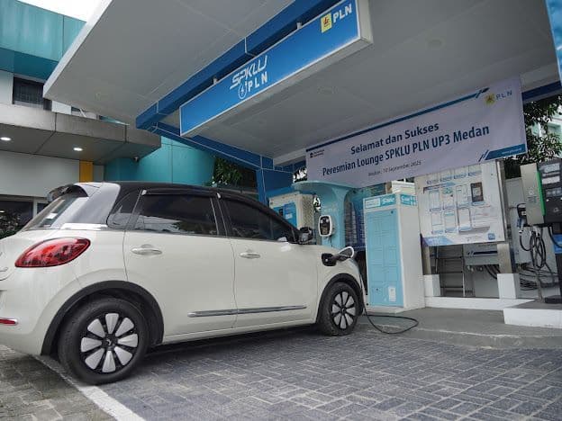peringati_hari_pelanggan_pln_hadirkan_lounge_spklu_modern_di_medan