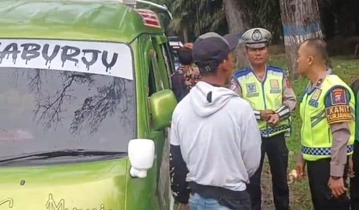 satlantas_simalungun_tegur_sopir_mopen_yang_angkut_penumpang_di_atas_kap_mobil