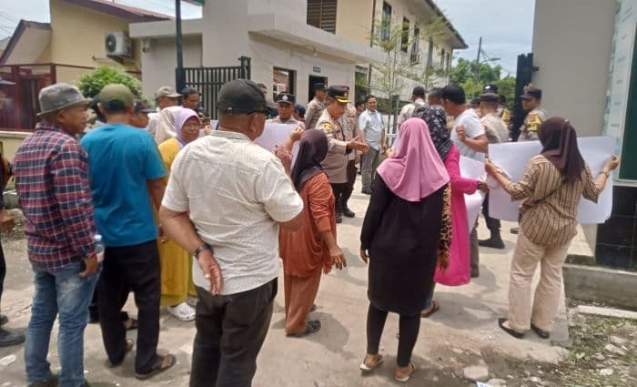 warga_demo_kejari_labuhan_deli_tuntut_kades_tandam_hilir_i_diproses_hukum