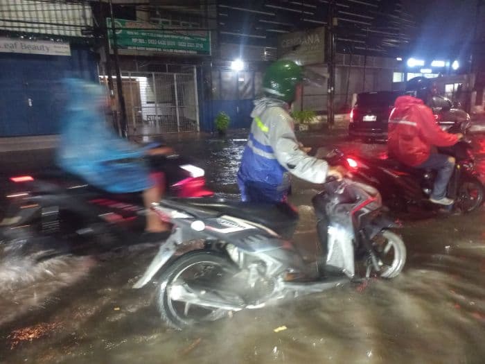 banjir_kepung_kota_medan_ratusan_kendaraan_mogok