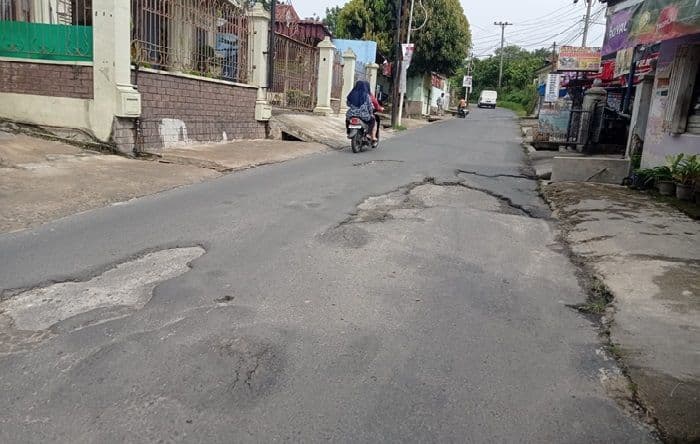 jalan_rusak_dan_drainase_parah_di_viyata_yudha_segera_diperbaiki