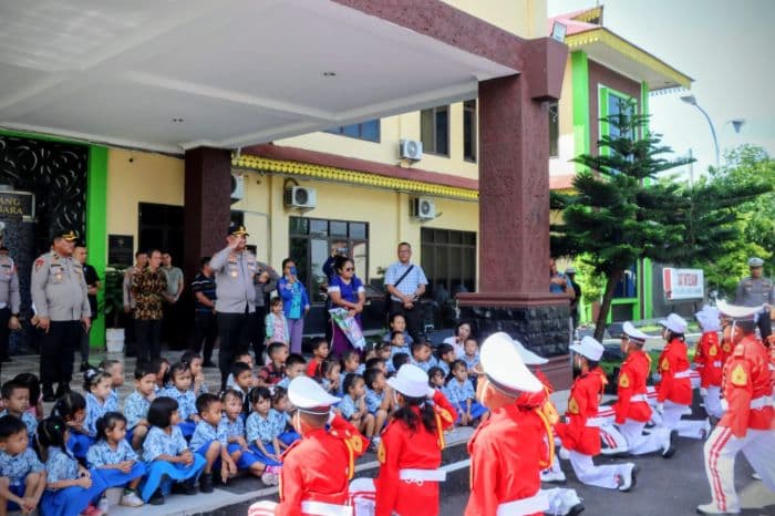 kapolres_batu_bara_ajak_anak_tk_sola_gratia_tertib_berlalu_lintas