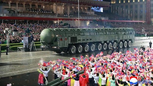 kim_jong_un_pamerkan_rudal_balistik_tercanggih_di_parade_militer_korea_utara
